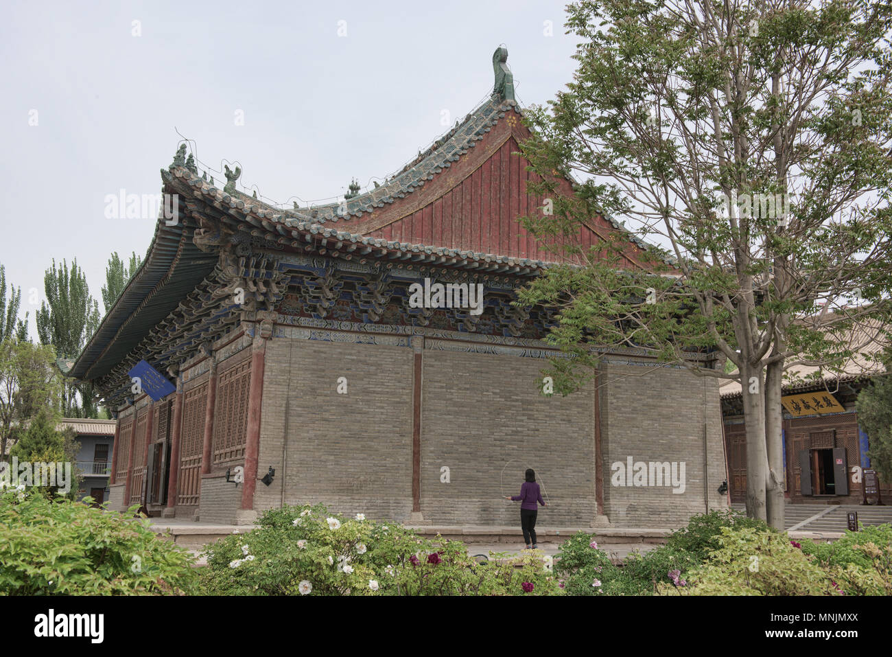 Donne Salto con la corda al tempio Dafo, Zhangye, Gansu, Cina Foto Stock