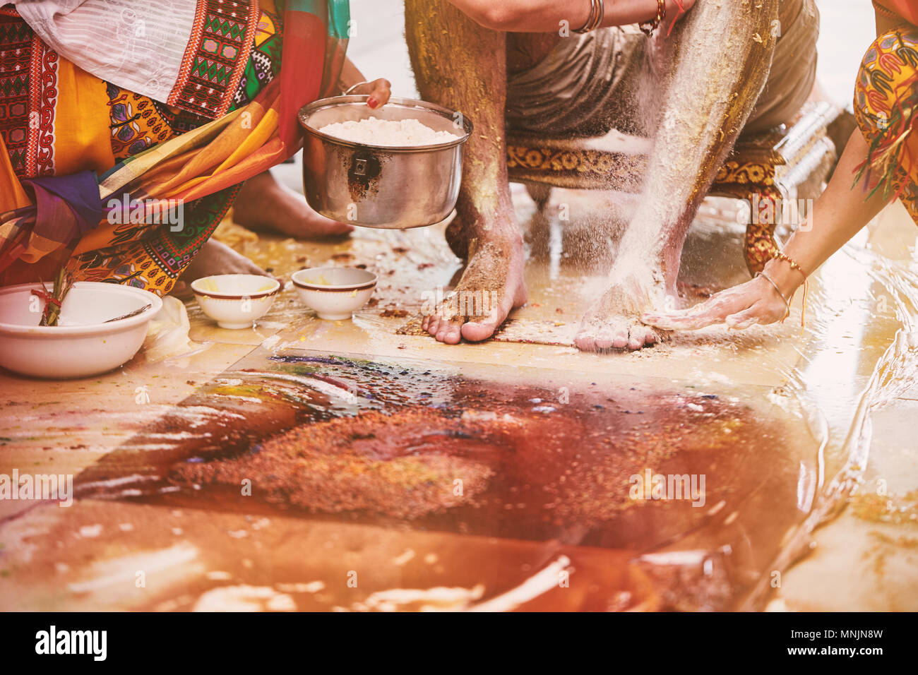 Il govern seduto mentre i familiari e parenti membri incollando la curcuma in polvere (a haldi) olio miscelato con il latte prima di balneazione (snan), rituale tradizionale Foto Stock