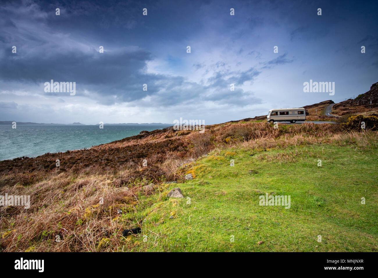 Un camper parcheggiato sulla penisola di Applecross, Wester Ross, Highland, Scozia, sulla costa nord 500 mile road trip route. Foto Stock