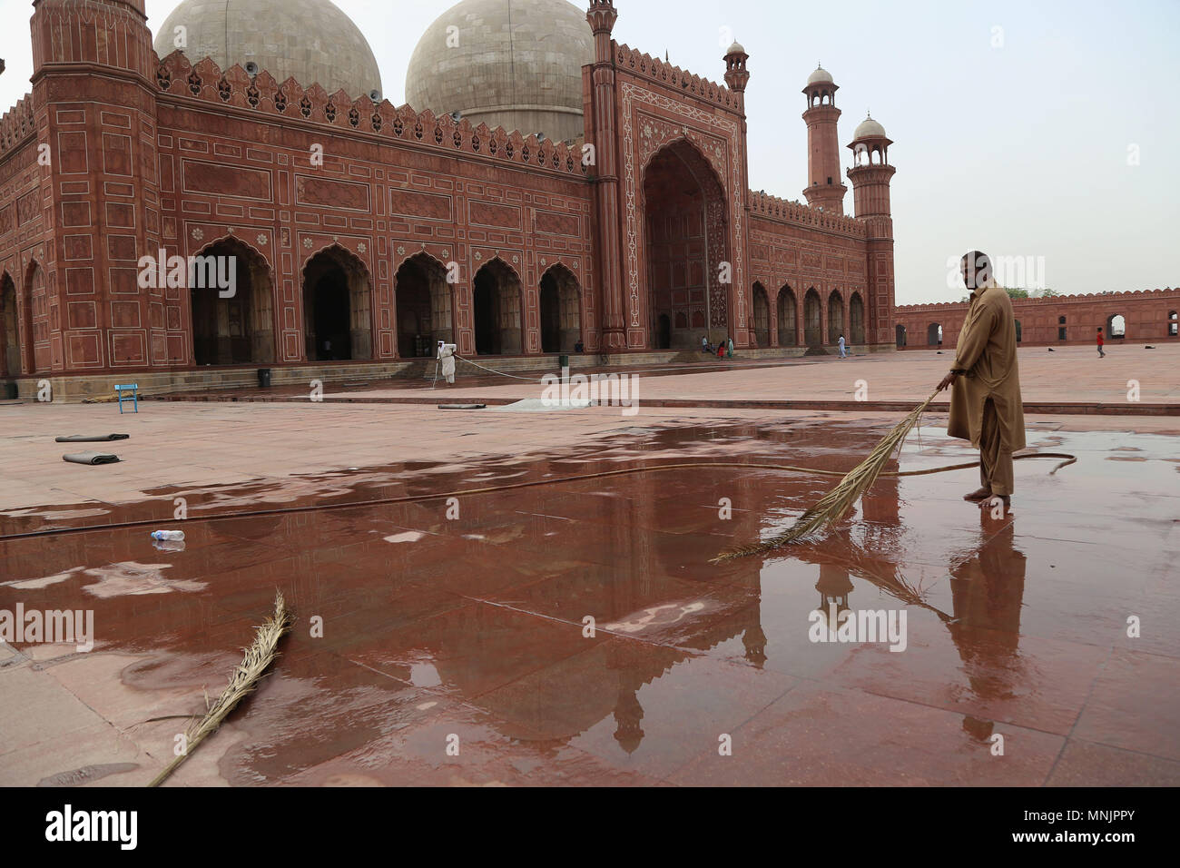 Il pakistan lavoratore occupato in preparazione per il pugno di pagatore venerdì del mese del Ramadan-ul-Mubarak presso la storica era Mughal Moschea Badshahi a Lahore, 17 maggio 2018. I musulmani di tutto il mondo stanno segnando il mese del Ramadan-ul-Mubarak, il più sacro mese del calendario islamico durante il quale i musulmani fast dall alba al tramonto. I musulmani di tutto il mondo si stanno preparando per l inizio del mese sacro del Ramadan-ul-Mubarak. del Ramadan-ul-Mubarak è il nono mese del calendario islamico noto come il calendario Hijri. È un periodo che i fedeli si impegnano a alba al crepuscolo il digiuno che principalmente Foto Stock