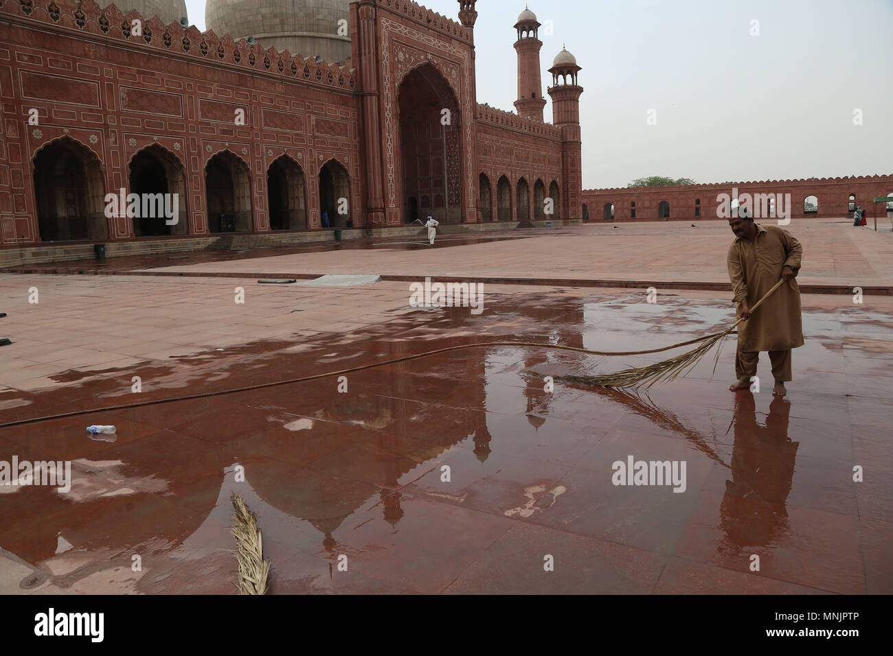 Il pakistan lavoratore occupato in preparazione per il pugno di pagatore venerdì del mese del Ramadan-ul-Mubarak presso la storica era Mughal Moschea Badshahi a Lahore, 17 maggio 2018. I musulmani di tutto il mondo stanno segnando il mese del Ramadan-ul-Mubarak, il più sacro mese del calendario islamico durante il quale i musulmani fast dall alba al tramonto. I musulmani di tutto il mondo si stanno preparando per l inizio del mese sacro del Ramadan-ul-Mubarak. del Ramadan-ul-Mubarak è il nono mese del calendario islamico noto come il calendario Hijri. È un periodo che i fedeli si impegnano a alba al crepuscolo il digiuno che principalmente Foto Stock