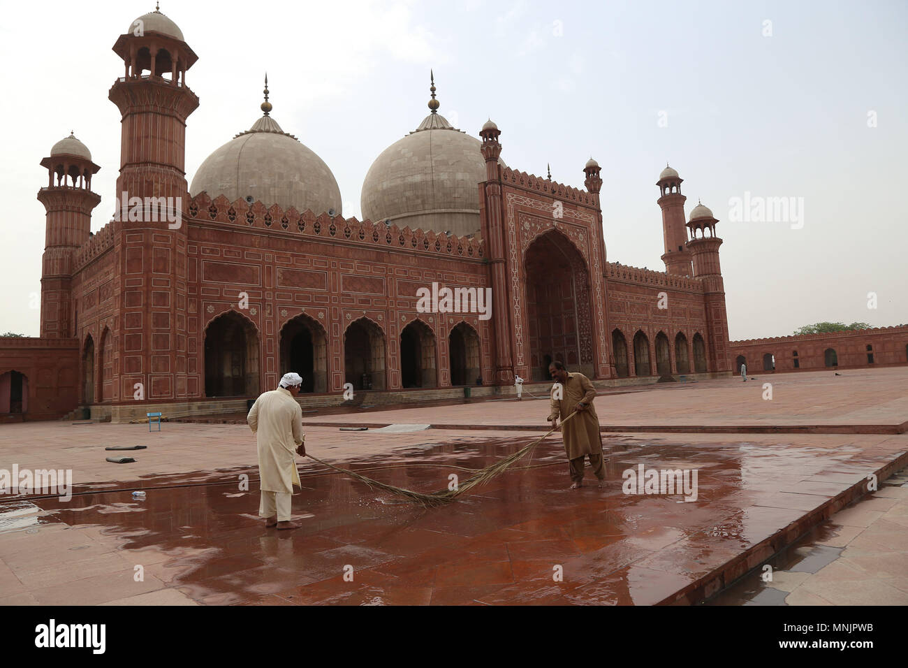 Il pakistan lavoratore occupato in preparazione per il pugno di pagatore venerdì del mese del Ramadan-ul-Mubarak presso la storica era Mughal Moschea Badshahi a Lahore, 17 maggio 2018. I musulmani di tutto il mondo stanno segnando il mese del Ramadan-ul-Mubarak, il più sacro mese del calendario islamico durante il quale i musulmani fast dall alba al tramonto. I musulmani di tutto il mondo si stanno preparando per l inizio del mese sacro del Ramadan-ul-Mubarak. del Ramadan-ul-Mubarak è il nono mese del calendario islamico noto come il calendario Hijri. È un periodo che i fedeli si impegnano a alba al crepuscolo il digiuno che principalmente Foto Stock