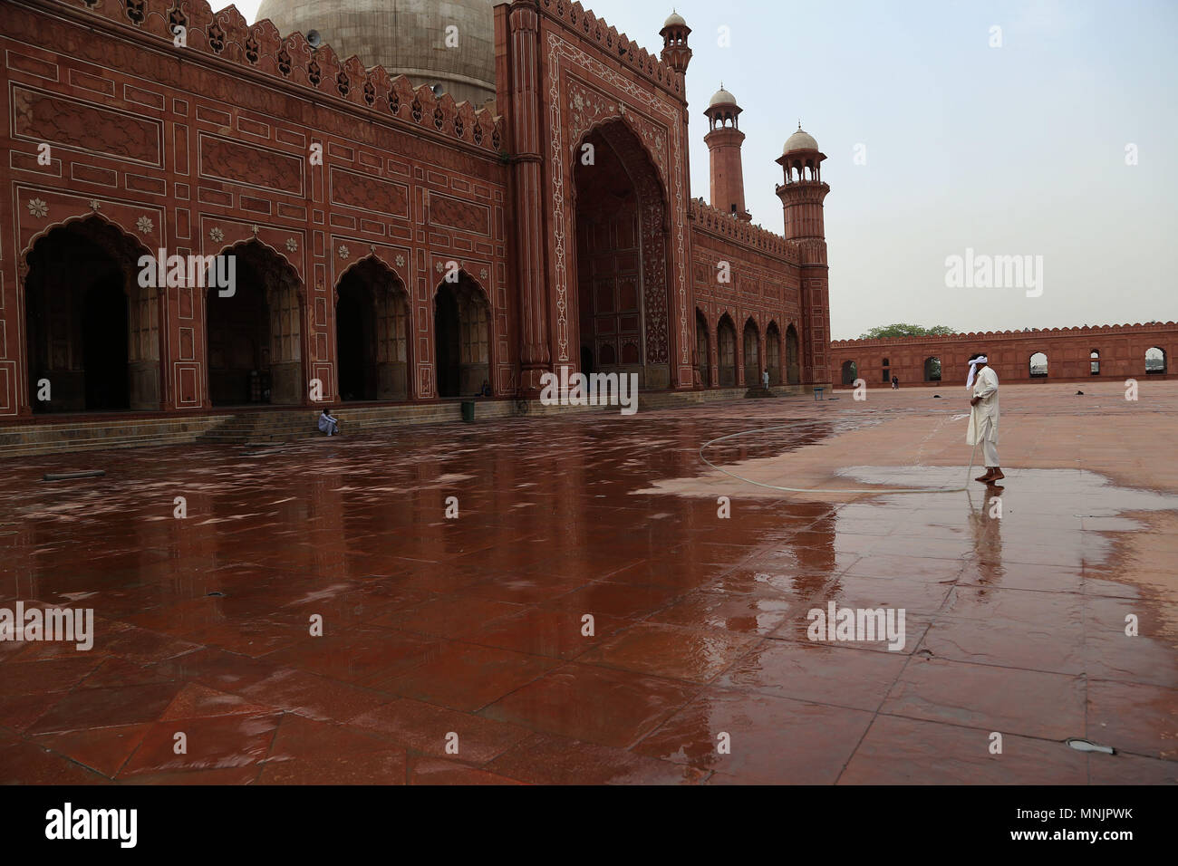 Il pakistan lavoratore occupato in preparazione per il pugno di pagatore venerdì del mese del Ramadan-ul-Mubarak presso la storica era Mughal Moschea Badshahi a Lahore, 17 maggio 2018. I musulmani di tutto il mondo stanno segnando il mese del Ramadan-ul-Mubarak, il più sacro mese del calendario islamico durante il quale i musulmani fast dall alba al tramonto. I musulmani di tutto il mondo si stanno preparando per l inizio del mese sacro del Ramadan-ul-Mubarak. del Ramadan-ul-Mubarak è il nono mese del calendario islamico noto come il calendario Hijri. È un periodo che i fedeli si impegnano a alba al crepuscolo il digiuno che principalmente Foto Stock