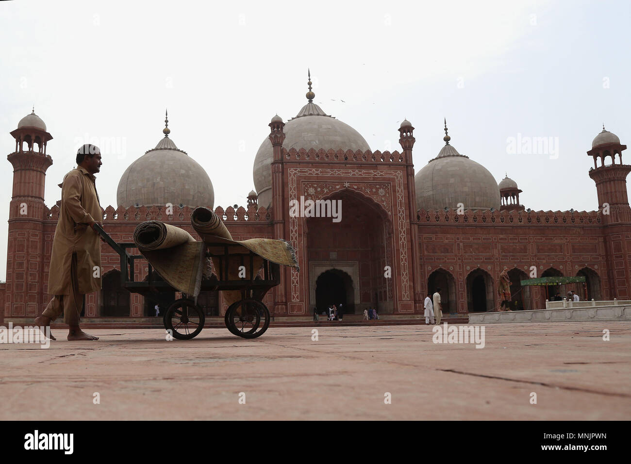 Il pakistan lavoratore occupato in preparazione per il pugno di pagatore venerdì del mese del Ramadan-ul-Mubarak presso la storica era Mughal Moschea Badshahi a Lahore, 17 maggio 2018. I musulmani di tutto il mondo stanno segnando il mese del Ramadan-ul-Mubarak, il più sacro mese del calendario islamico durante il quale i musulmani fast dall alba al tramonto. I musulmani di tutto il mondo si stanno preparando per l inizio del mese sacro del Ramadan-ul-Mubarak. del Ramadan-ul-Mubarak è il nono mese del calendario islamico noto come il calendario Hijri. È un periodo che i fedeli si impegnano a alba al crepuscolo il digiuno che principalmente Foto Stock