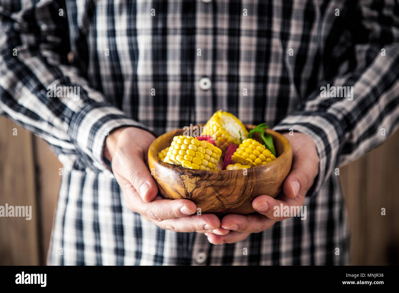 Uomo con il mais. Tortilla messicana Foto Stock