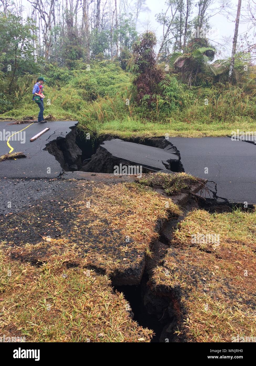 Un scienziato USGS massa viste fessurazioni lungo Nohea Street in Leilani Estates causata dall'eruzione del vulcano Kilauea Maggio 17, 2018 in Pahoa, Hawaii. Foto Stock