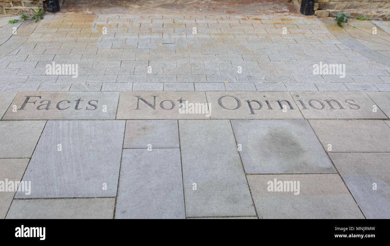 Fatti non opinioni, iscrizione sul marciapiede di pietre al di fuori di Kirkaldy Testing Museum, Soutwark, London, Regno Unito Foto Stock
