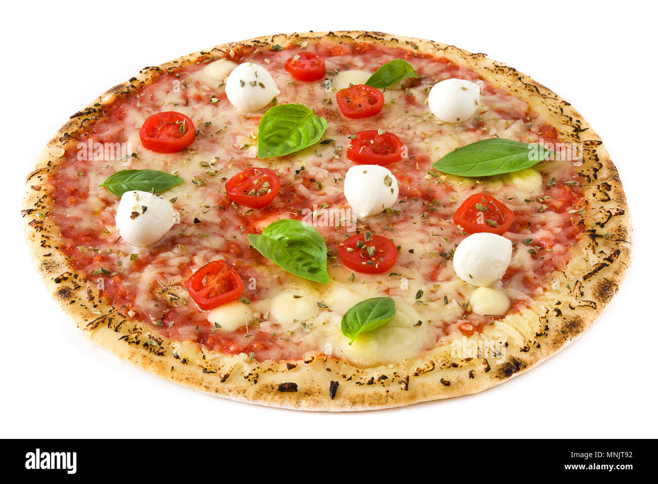 Pizza con pomodori, il formaggio e il basilico isolati su sfondo bianco Foto Stock