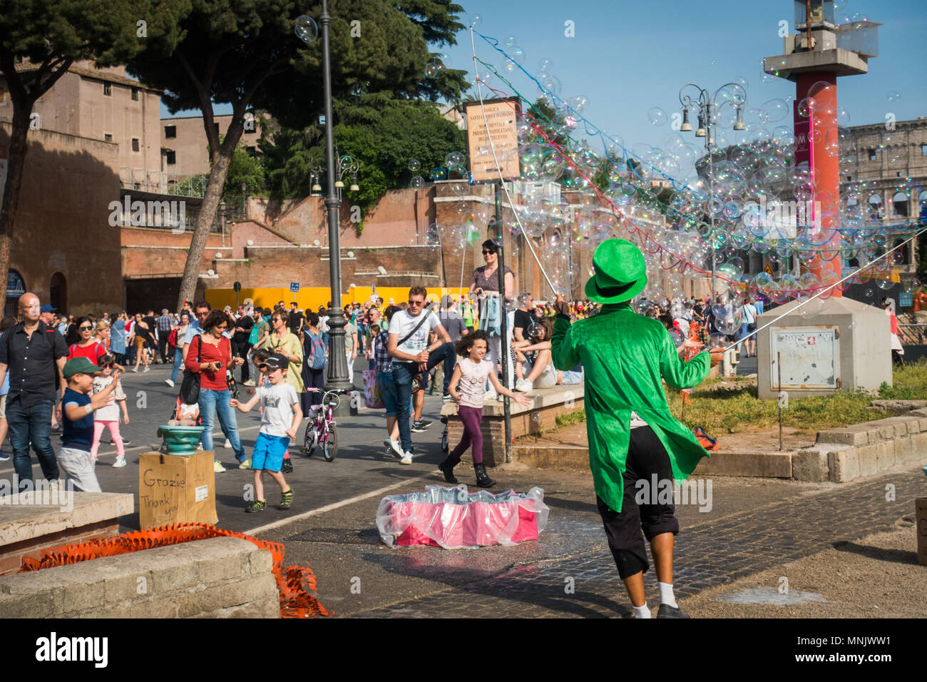 Rome Italy Street Artist fare grandi bolle di sapone per intrattenere i bambini Foto Stock