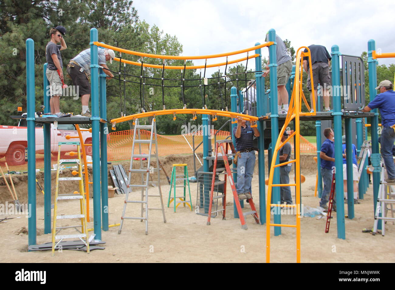 Di Yakima, Washington / STATI UNITI D'AMERICA - Luglio 25, 2015: locale i soci del Rotary club di partecipare insieme alla costruzione di un parco giochi per i bambini della città. Foto Stock