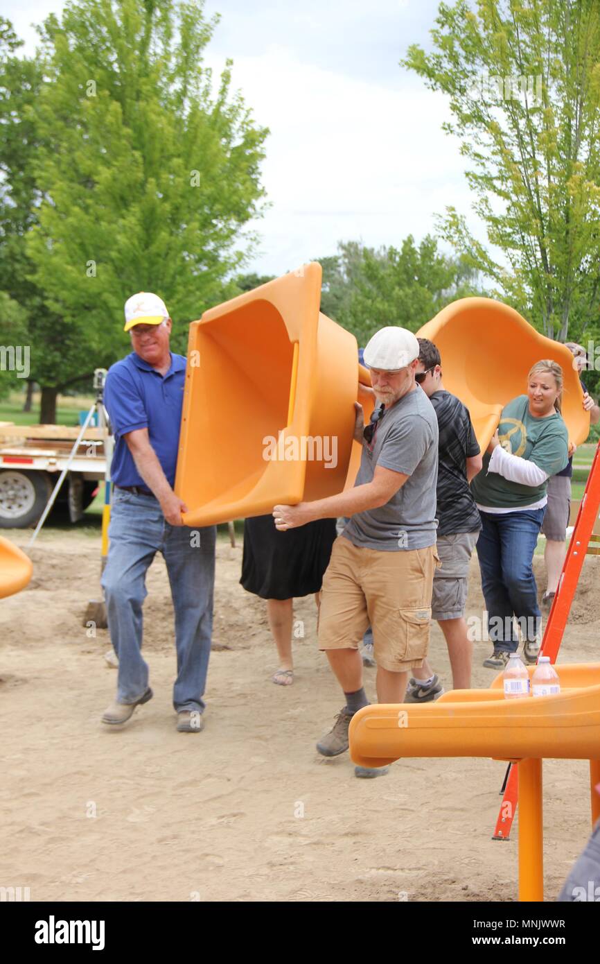 Di Yakima, Washington / STATI UNITI D'AMERICA - Luglio 25, 2015: locale i soci del Rotary club di partecipare insieme alla costruzione di un parco giochi per i bambini della città. Foto Stock