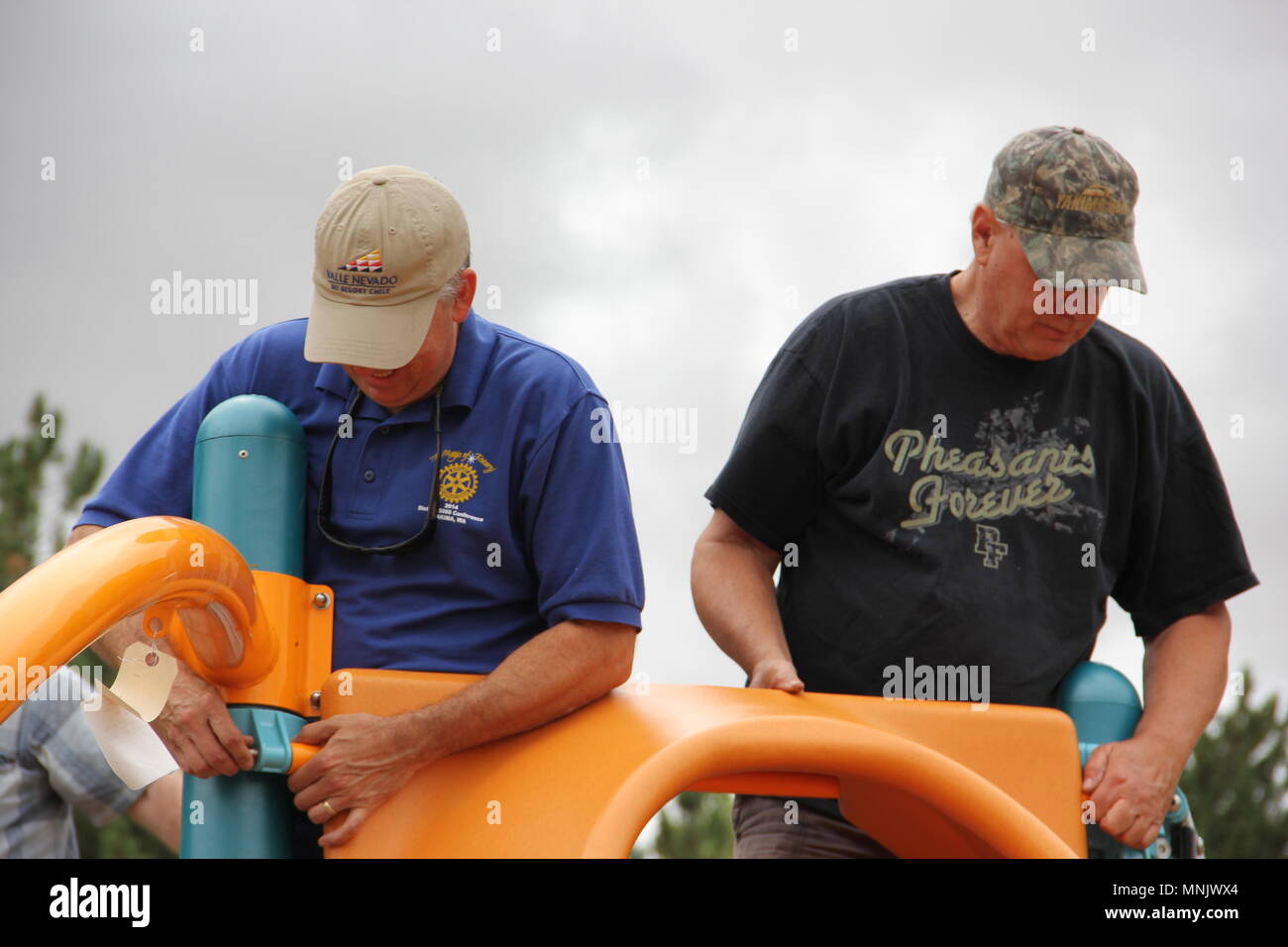 Di Yakima, Washington / STATI UNITI D'AMERICA - Luglio 25, 2015: locale i soci del Rotary club di partecipare insieme alla costruzione di un parco giochi per i bambini della città. Foto Stock