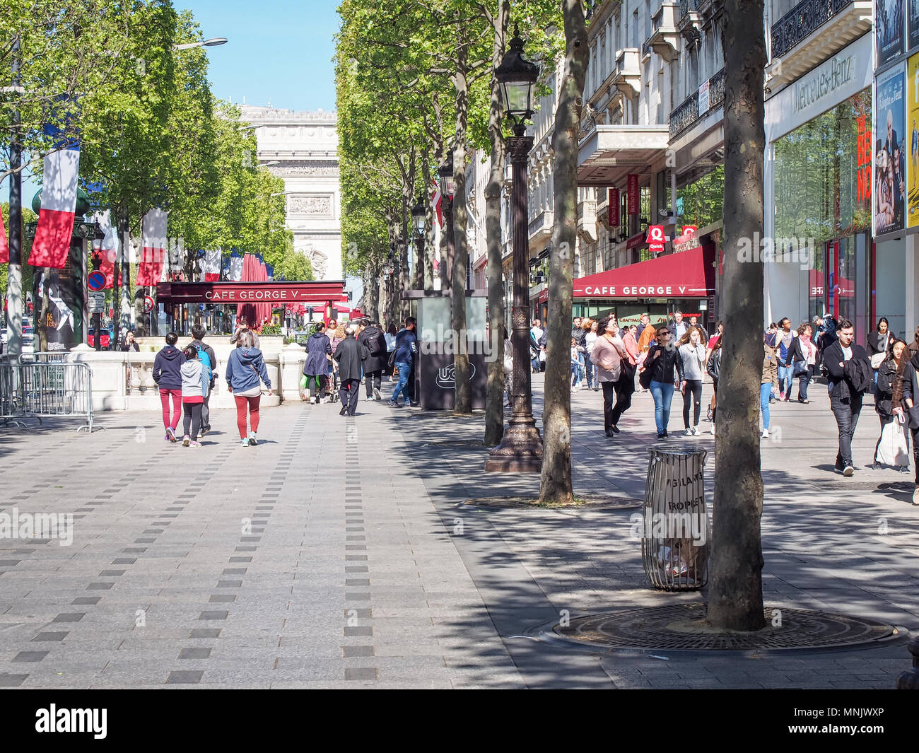 Il marciapiede Avenue des Champs Elysees Foto Stock