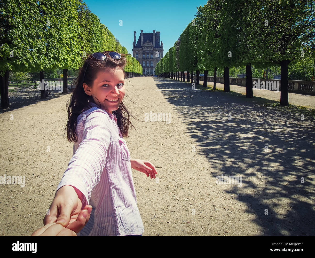 Follow me ragazza a Parigi in Avenue nel Giardino delle Tuileries Foto Stock