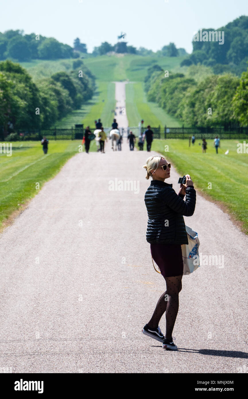 Turista, la lunga passeggiata, il Castello di Windsor, Windsor, Berkshire, Inghilterra, Regno Unito, GB. Foto Stock