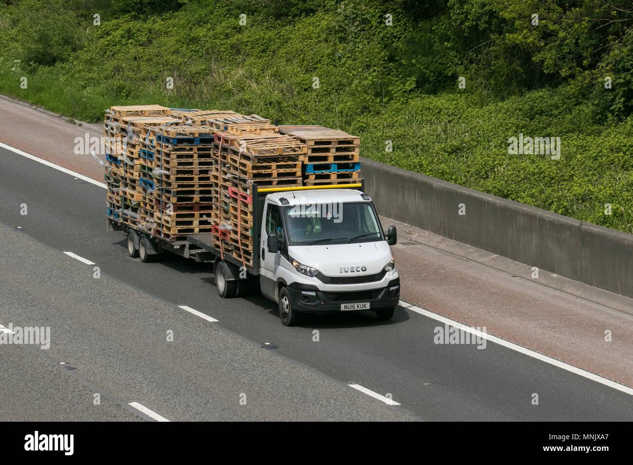 I pallet in legno su Iveco flat bed & van rimorchio; merci pesanti e il  traffico commerciale sulla M6 in direzione sud, REGNO UNITO Foto stock -  Alamy