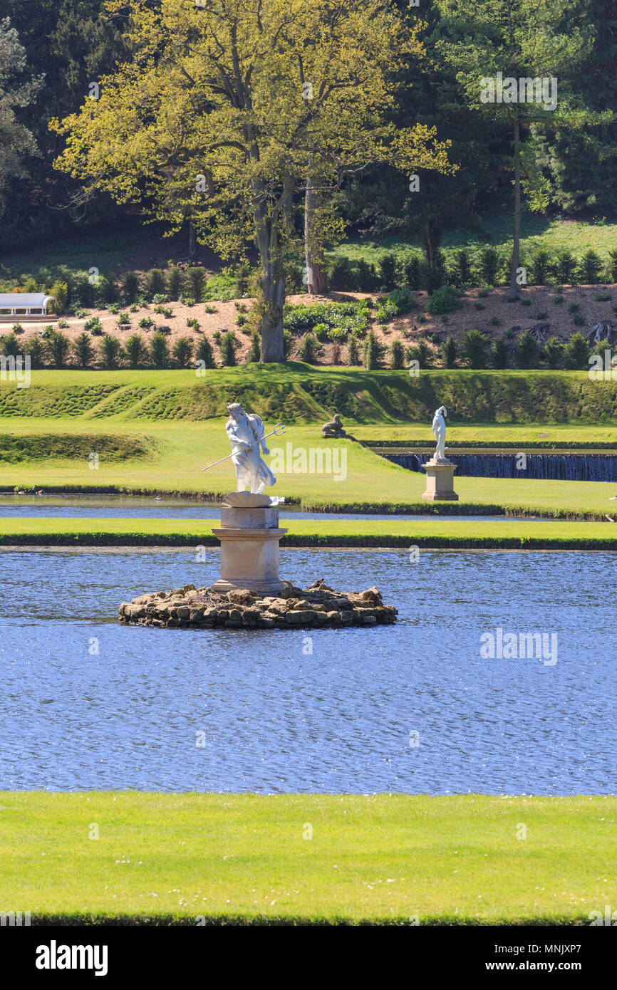 Inghilterra, North Yorkshire, Ripon. Fountains Abbey, Studley Royal. UNESCO - Sito Patrimonio dell'umanità. National Trust, il monastero cistercense. Giardini e Alberi o Foto Stock