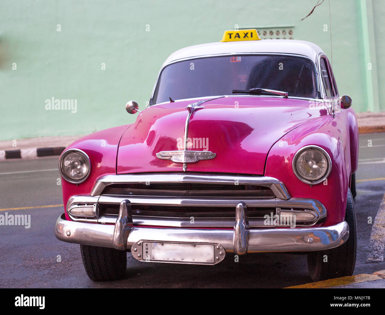 Rosa luminoso Yank serbatoio auto retrò Havana Cuba Foto Stock