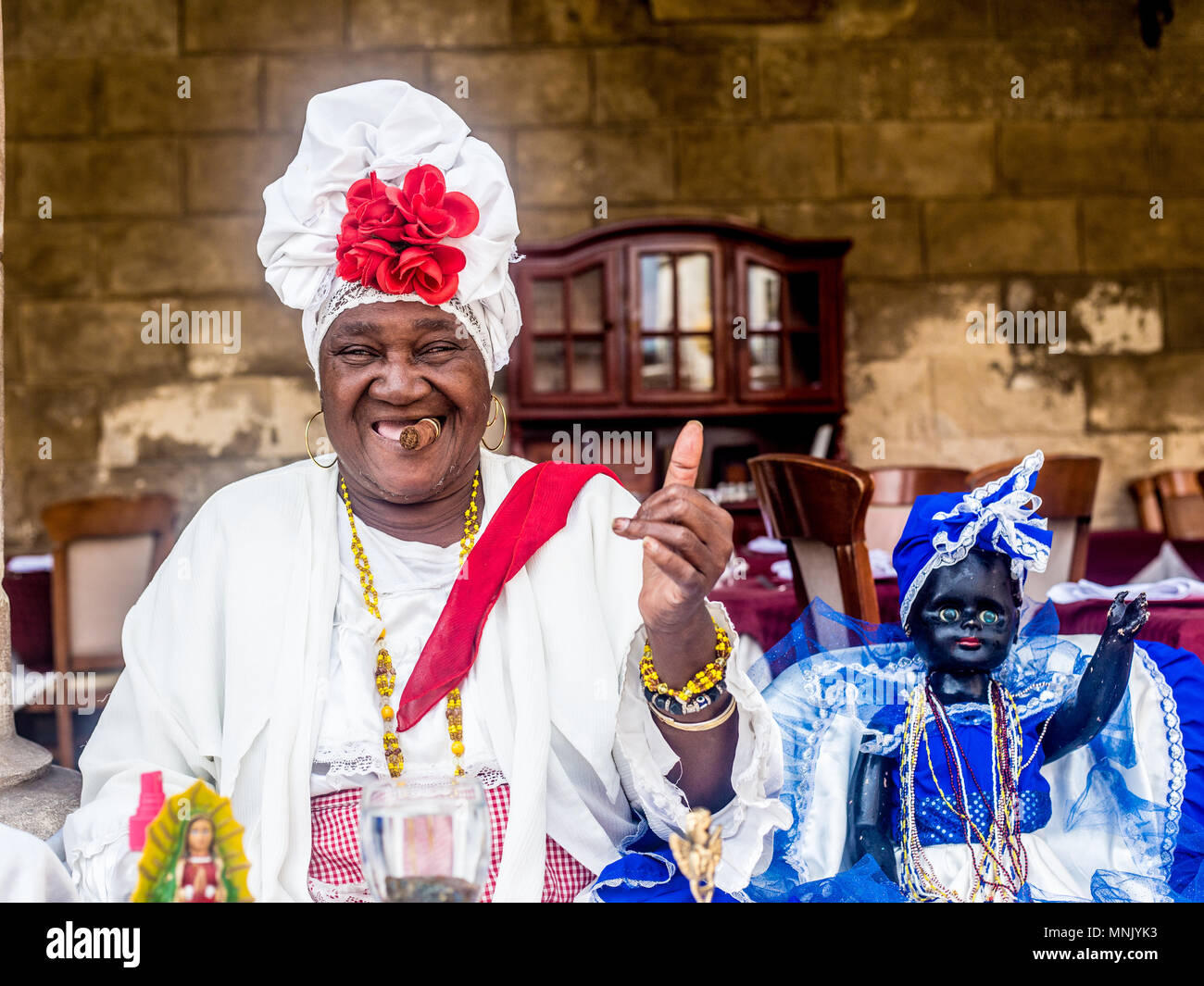 L'Avana Cuba Fortune Teller fumatori di sigaro Voodoo Foto Stock