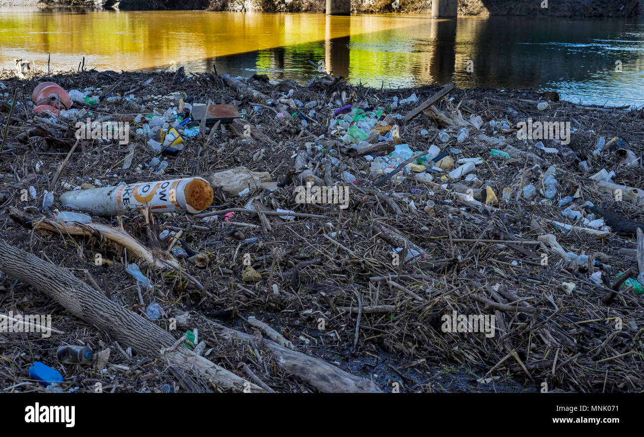 Questo piccolo log jam sul fiume Tennessee-Tombigbee vicino al Columbus, Sig.ra mostra solo quanto è in plastica gettati in mare nelle nostre nazioni vie navigabili. È Foto Stock
