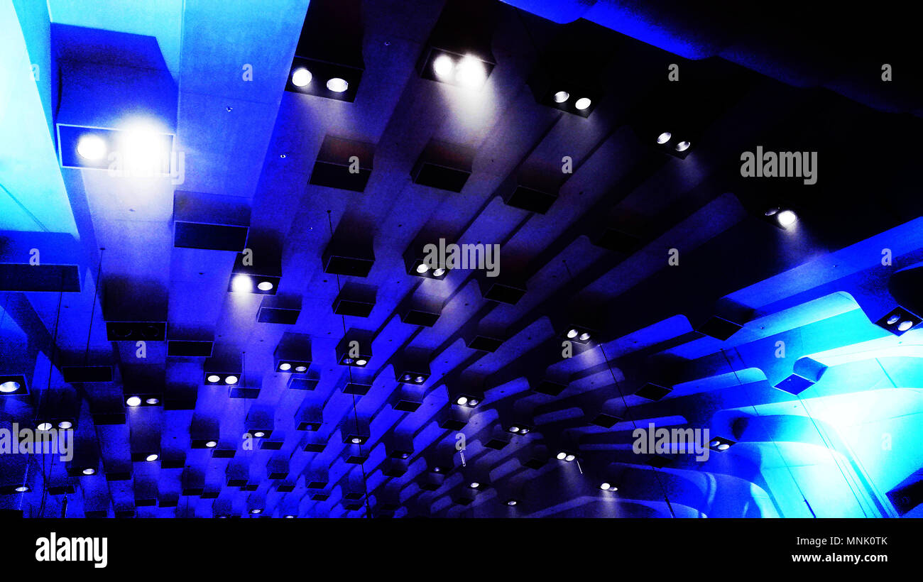 Abstract luci a soffitto Sydney Opera House, intenzionalmente sfocate con contrasto elevato Foto Stock