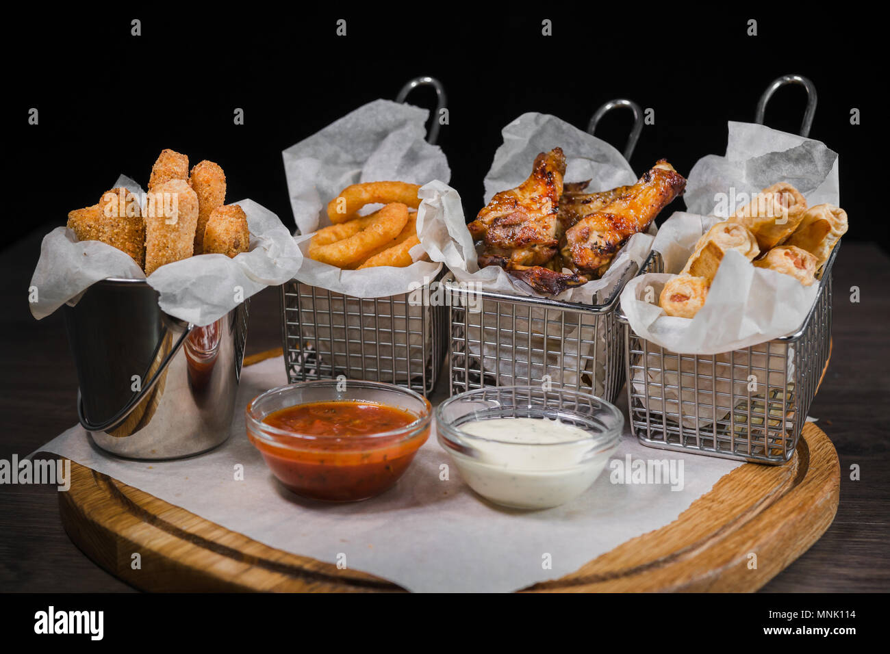 Snack per la birra sotto forma di pepite di anelli di formaggio fritto e le cosce di pollo Foto Stock