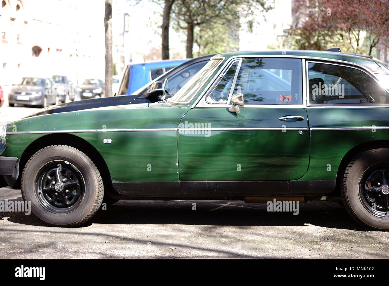 Mainz, Germania - 19 Aprile 2017: il profilo laterale di un verde scuro MG Roadster sports car e auto classica su Aprile 19, 2018 in Mainz. Foto Stock