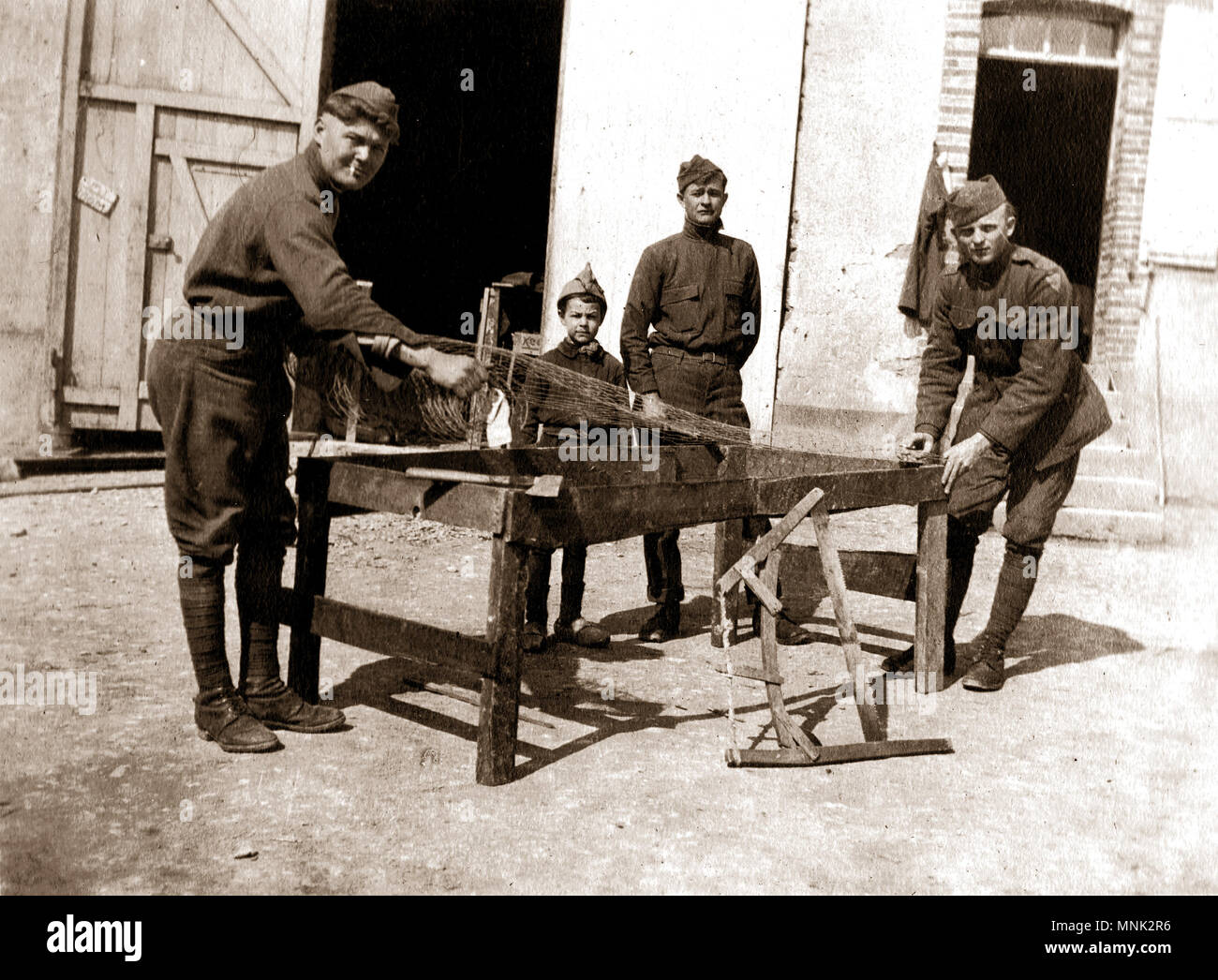 WW I soldati lavorando su un tavolo Foto Stock