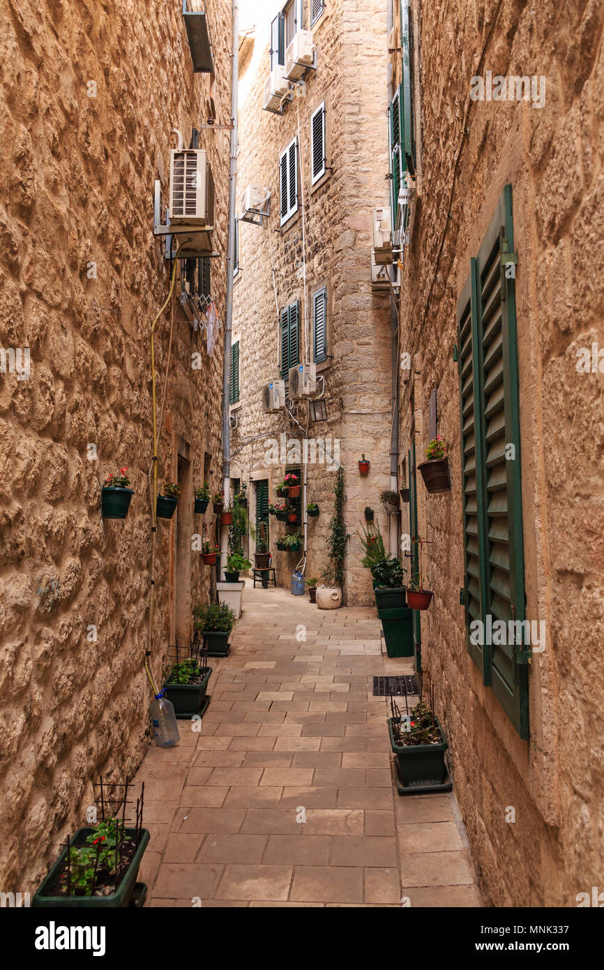 Pareti in pietra e Kotor Alley Foto Stock