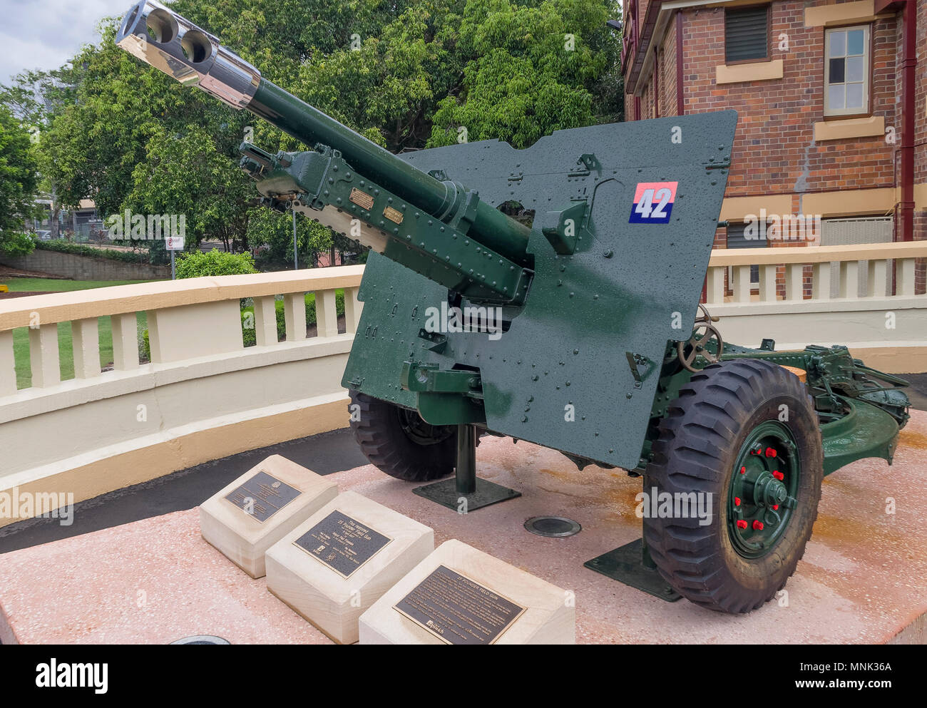 25 pounder campo di pistola sul display al di fuori del Soldato' Memorial Hall di Ipswich, Queensland . Può essere guardato e toccato per ottenere l'atmosfera di wha Foto Stock