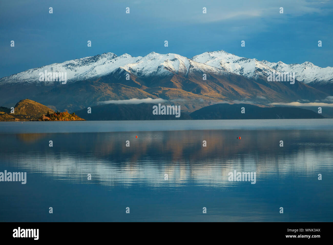 Picchi di Buchanan si riflette nel Lago Wanaka, Otago, Isola del Sud, Nuova Zelanda Foto Stock