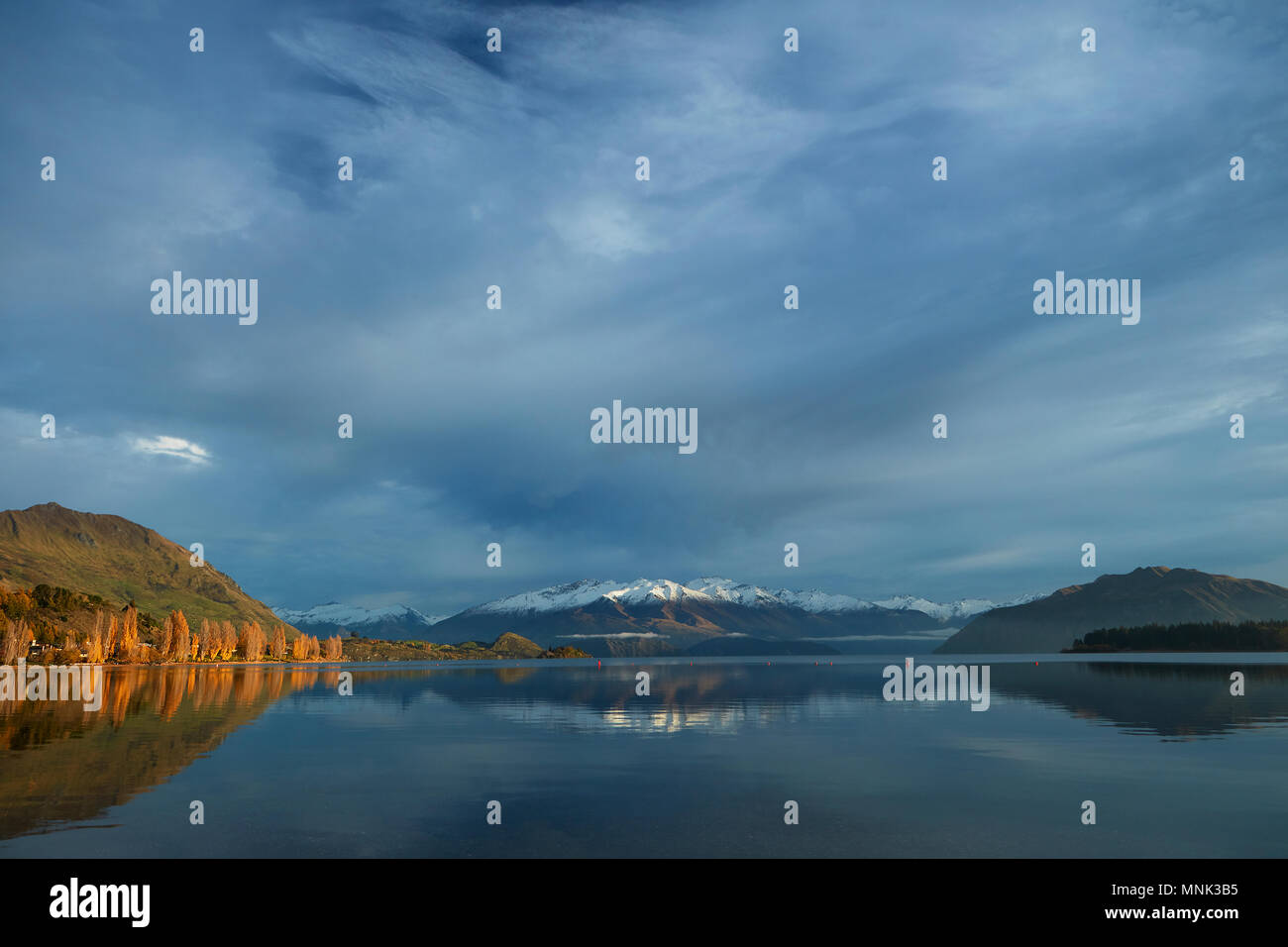 Nuvole e picchi di Buchanan si riflette nel Lago Wanaka, Otago, Isola del Sud, Nuova Zelanda Foto Stock