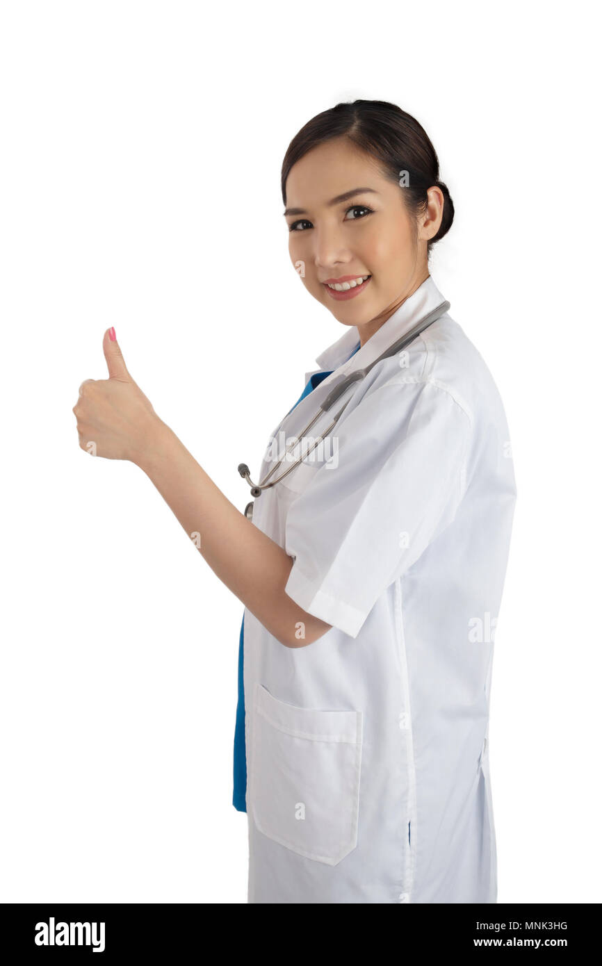 Vista laterale del medico donna in uniforme di mostrare il suo pollice in alto per eccellenza medica servizio su sfondo bianco. Foto Stock