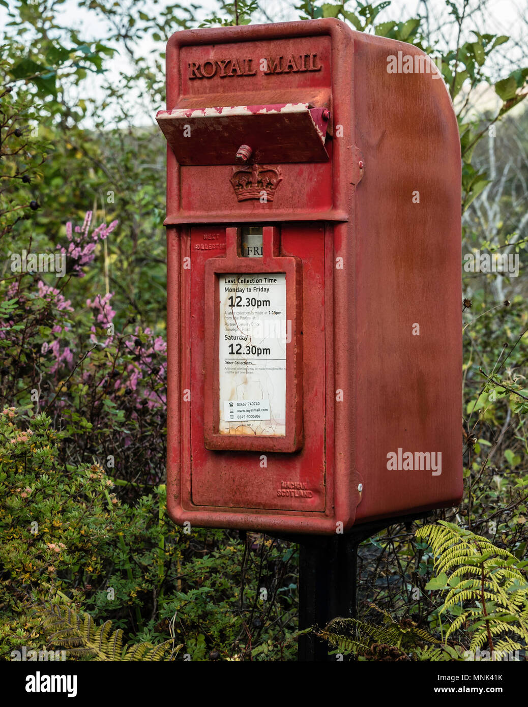 Silenziosamente al servizio dei bisogni della gente, l'instancabile Royal Mailbox può essere trovata ancora Foto Stock