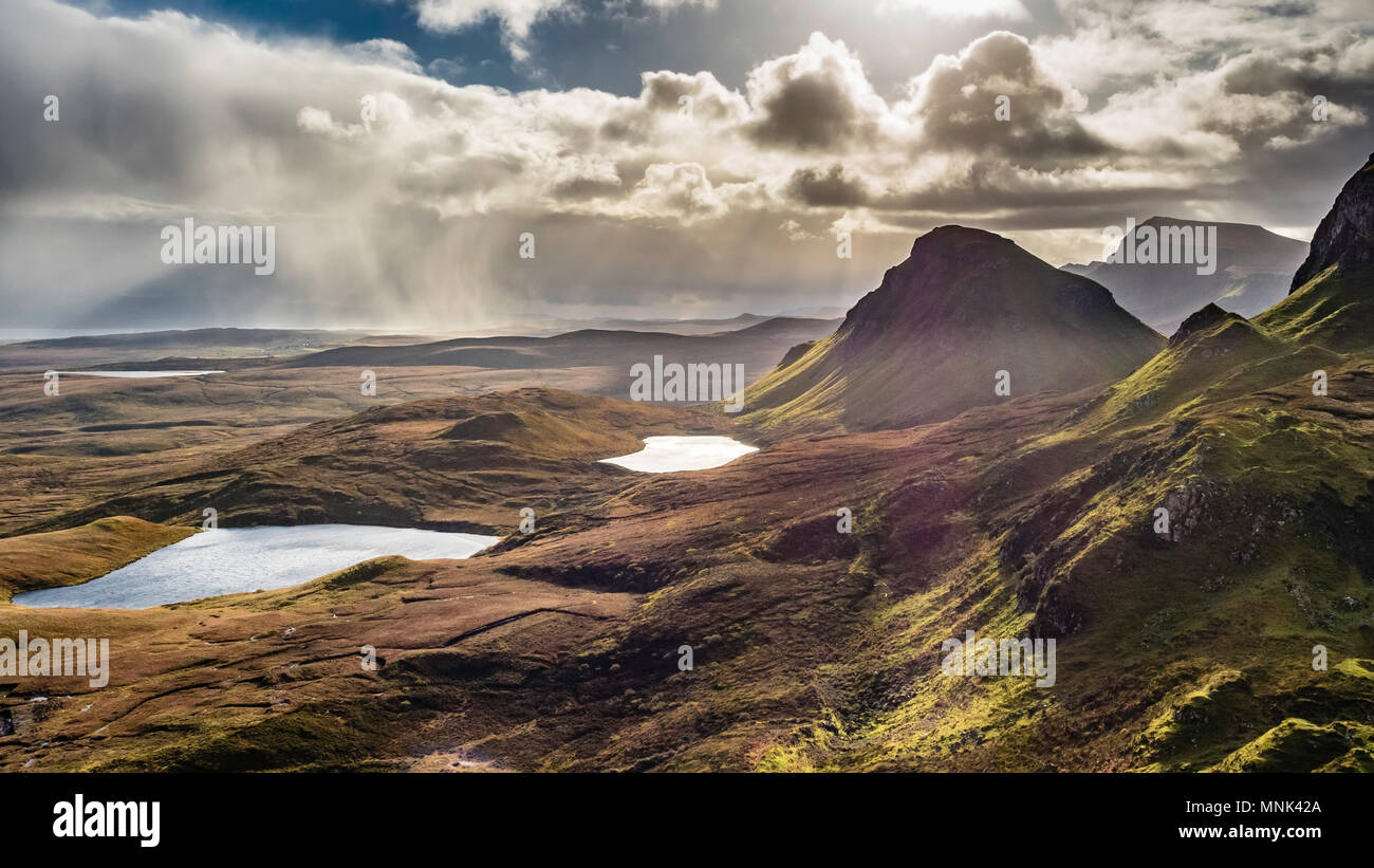 Un bel panorama della notevole Quiraing Frana sull'Isola di Skye in Scozia Foto Stock