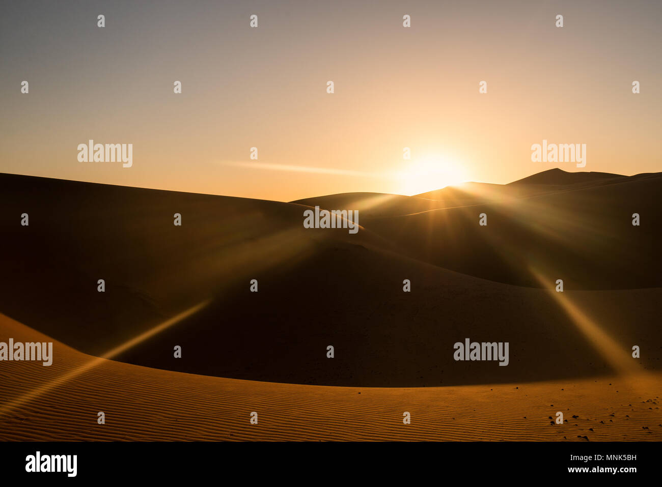 Deserto di Merzouga al tramonto, Marocco Foto Stock