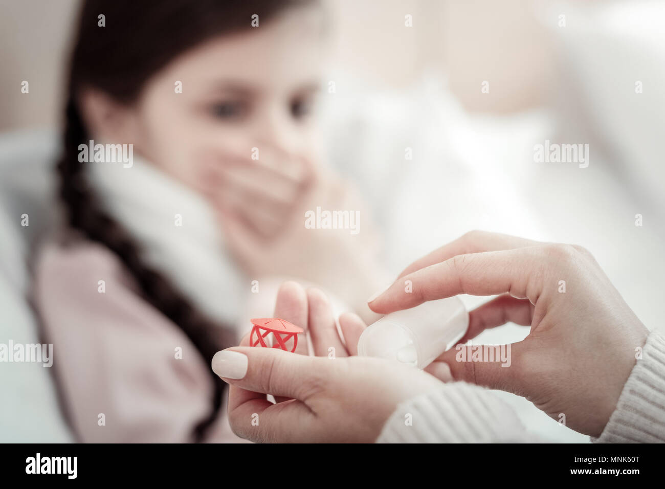 Close up di mani femminili che la caduta di pillole Foto Stock