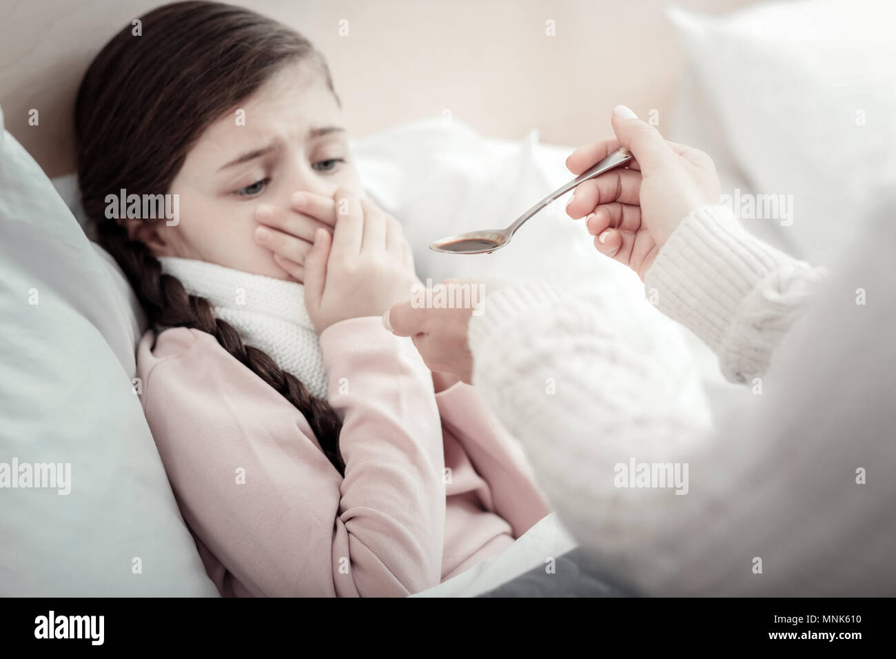 Spaventata bambina che copre la bocca Foto Stock