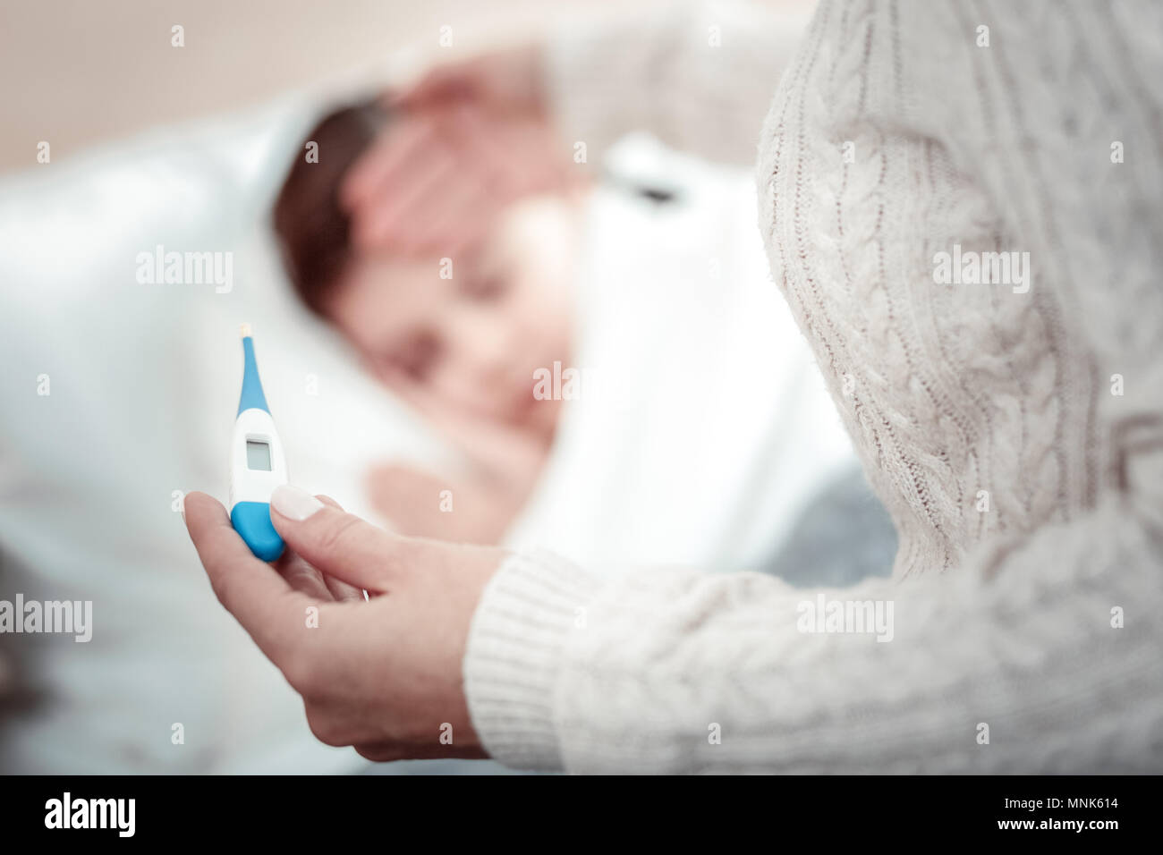 Close up della femmina che il trattamento di sua figlia Foto Stock