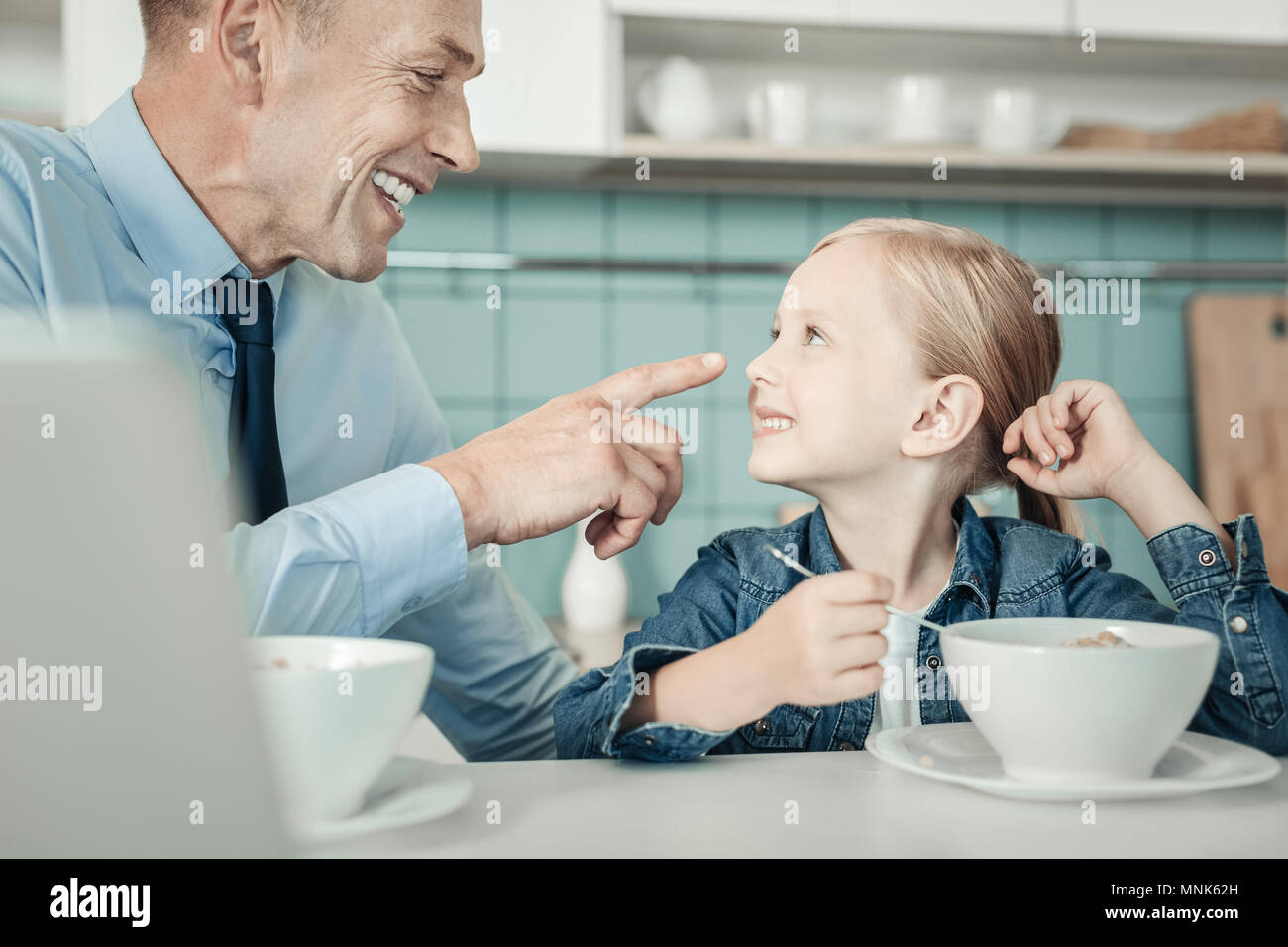 Uomo felice giocando con sua figlia Foto Stock