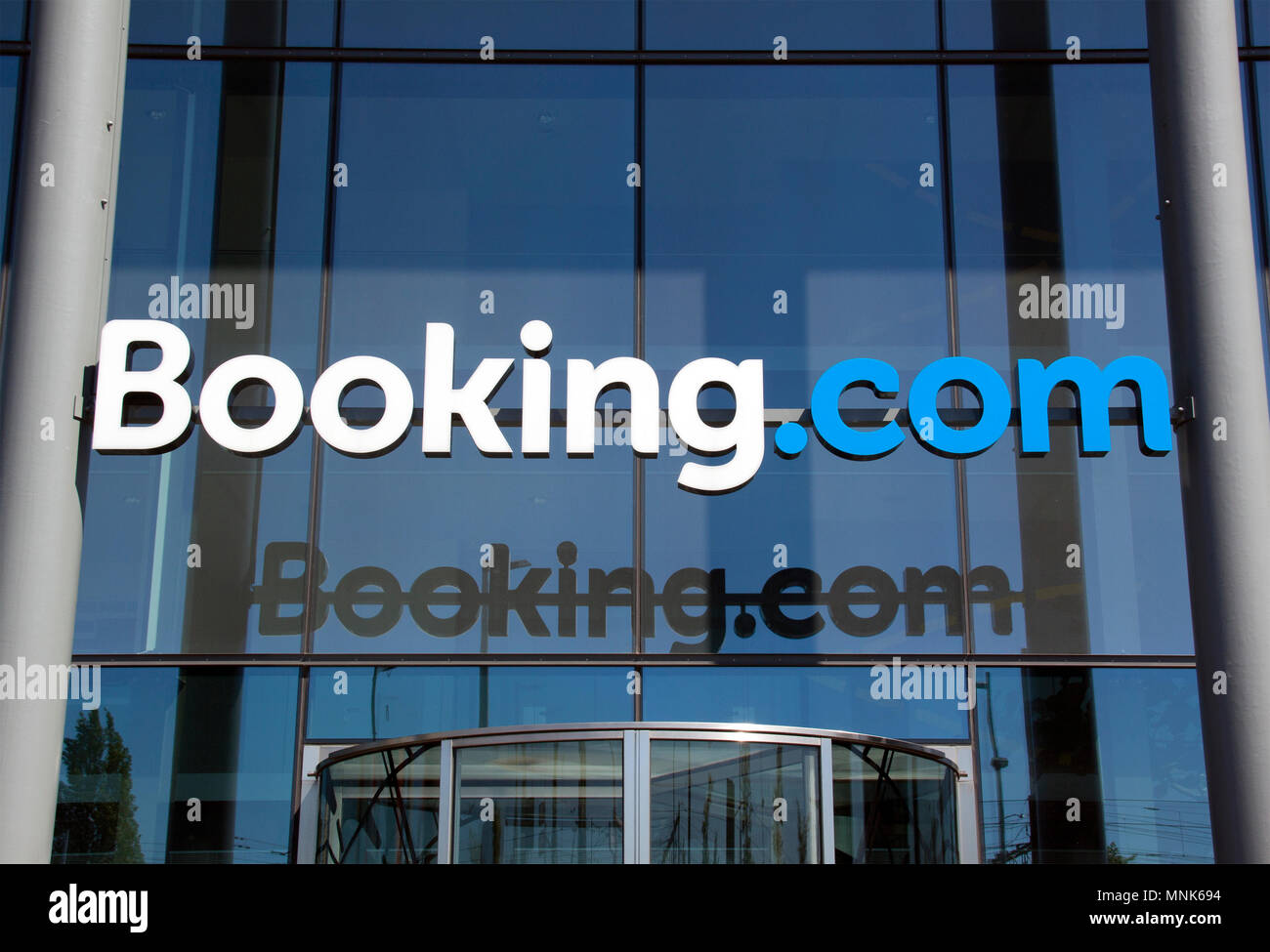 L'Aia, Paesi Bassi - 6 maggio 2018: Lettere booking.com sulla sede di booking.com in Olanda Foto Stock