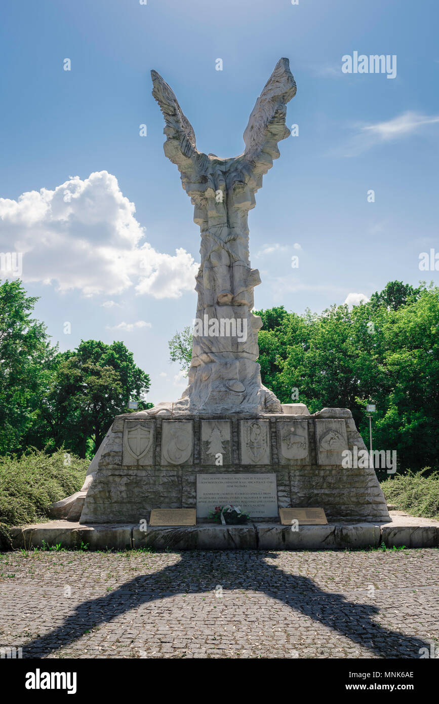 Vista della parte posteriore del Monte Cassino monumento situato in giardini Krasinski (Ogrod Krasinskich) nel centro di Varsavia, Polonia. Foto Stock