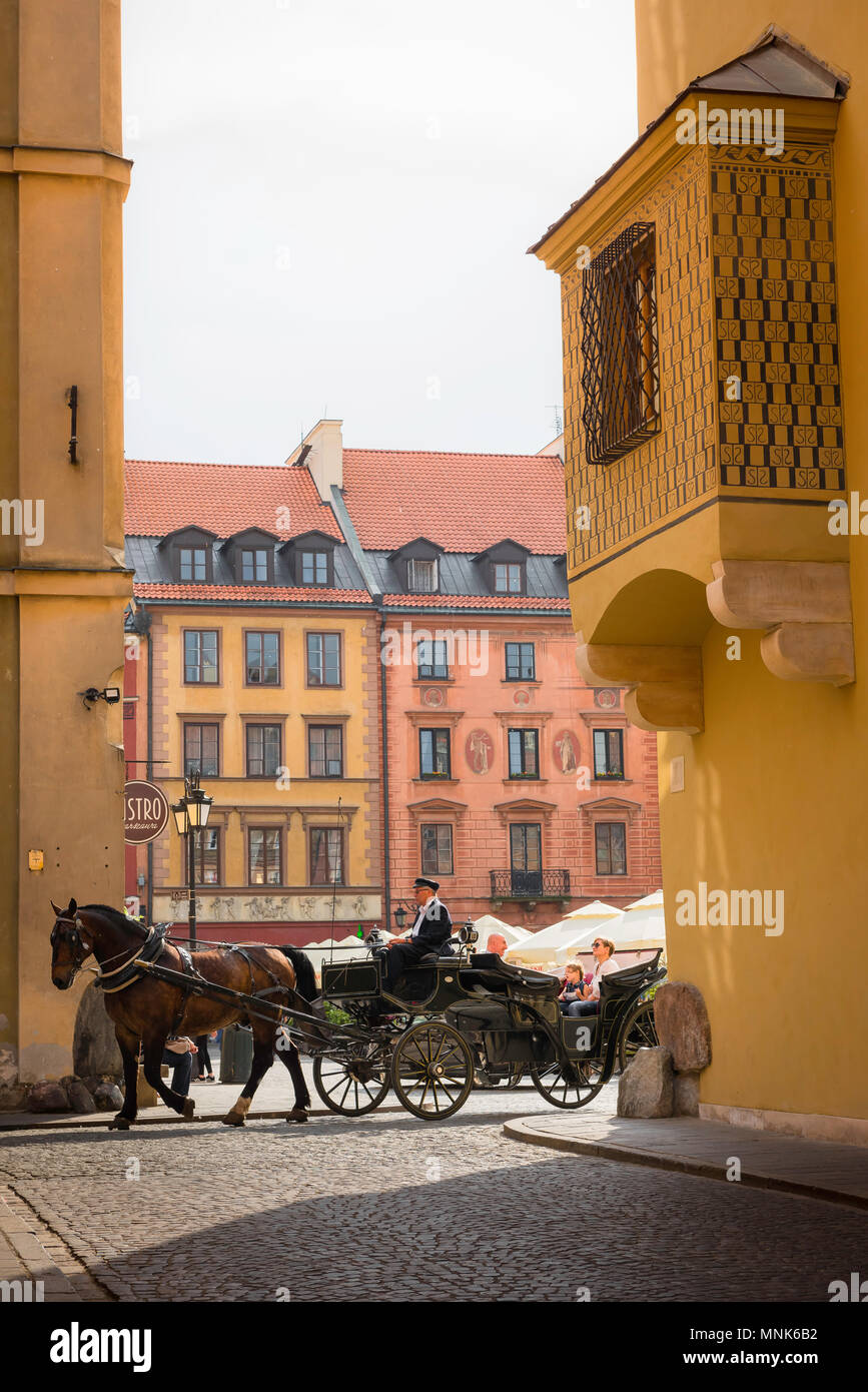 Varsavia Città Vecchia, turisti prendere un estate giro in carrozza attraverso la ricostruzione della vecchia barocca (Stare Miasto) area nel centro di Varsavia, Polonia. Foto Stock