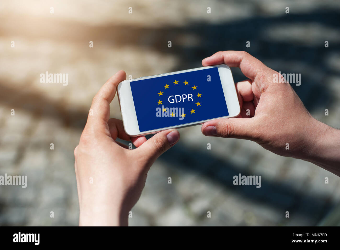 Dati generali del regolamento di protezione (PILR) sullo smartphone in mano all'uomo. Foto Stock