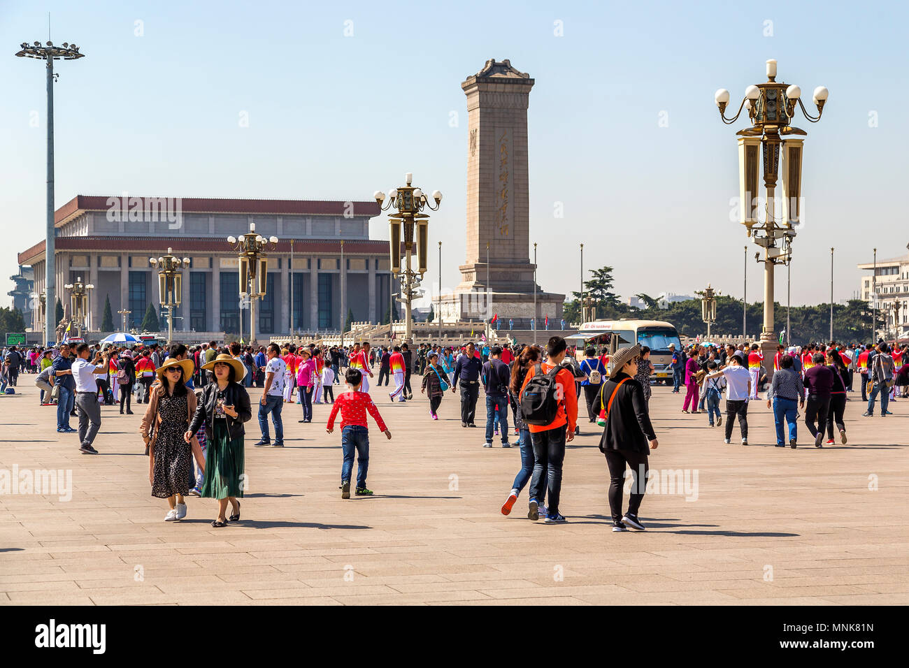 Il monumento al popolo gli eroi sopra torri ai visitatori di piazza Tiananmen. Alle sue spalle sorge il Mausoleo di Mao Zedong. Pechino, Cina. Foto Stock