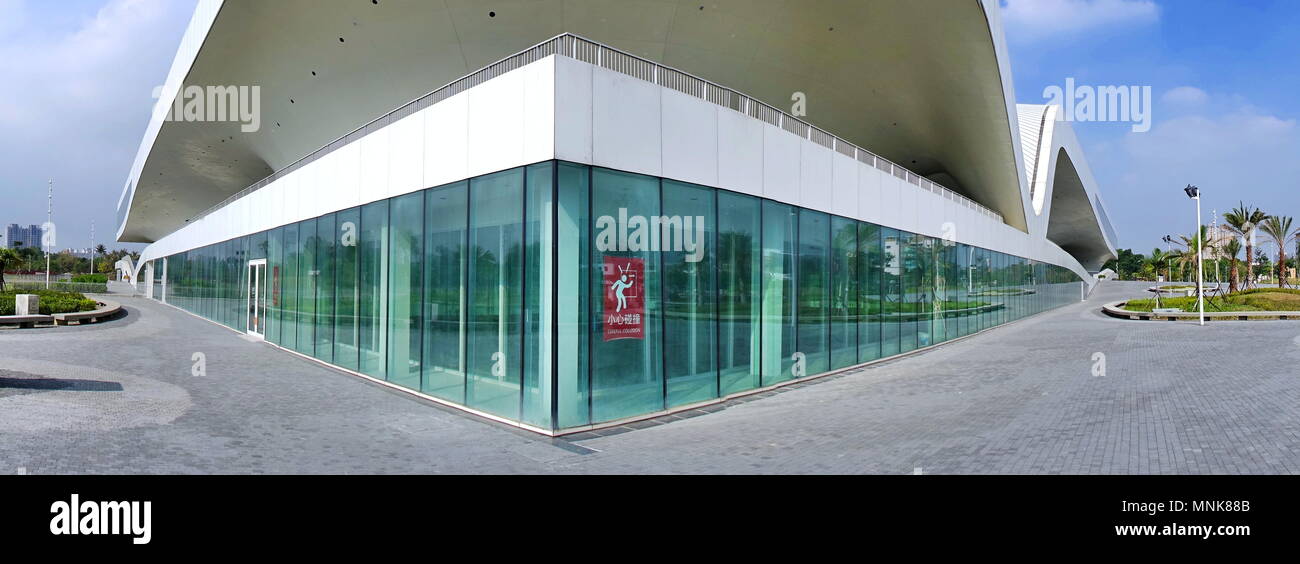 KAOHSIUNG, Taiwan - 5 Maggio 2018: una vista panoramica del recentemente completato il Centro Nazionale per le Arti dello Spettacolo si trova nel Weiwuying Metropol Foto Stock