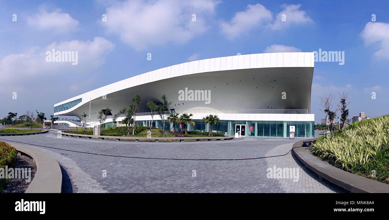 KAOHSIUNG, Taiwan - 5 Maggio 2018: una vista panoramica del recentemente completato il Centro Nazionale per le Arti dello Spettacolo si trova nel Weiwuying Metropol Foto Stock