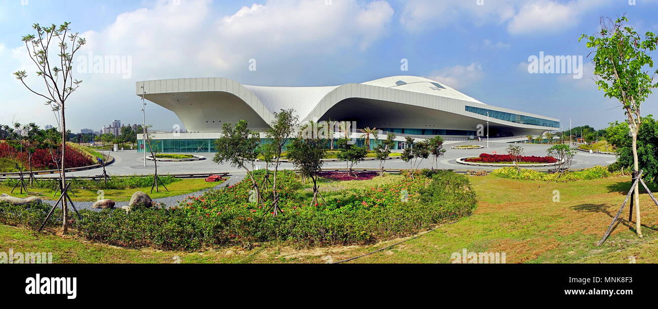 KAOHSIUNG, Taiwan - 5 Maggio 2018: una vista panoramica del recentemente completato il Centro Nazionale per le Arti dello Spettacolo si trova nel Weiwuying Metropol Foto Stock