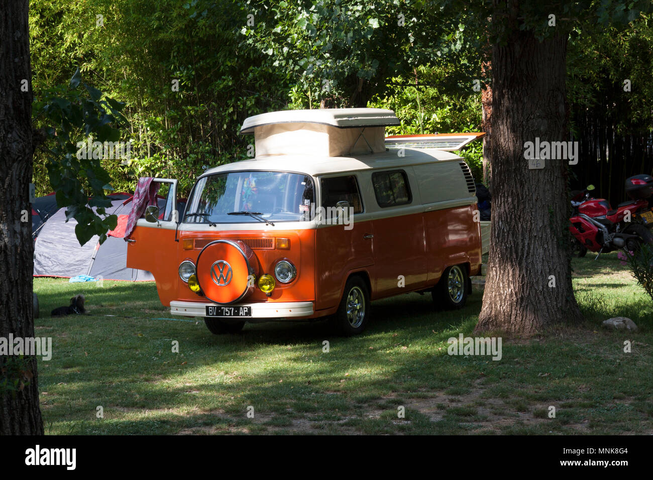 Parigi, France-June 30, 2016: Volkswagen t1,t2 camper con tetto di sollevamento Foto Stock