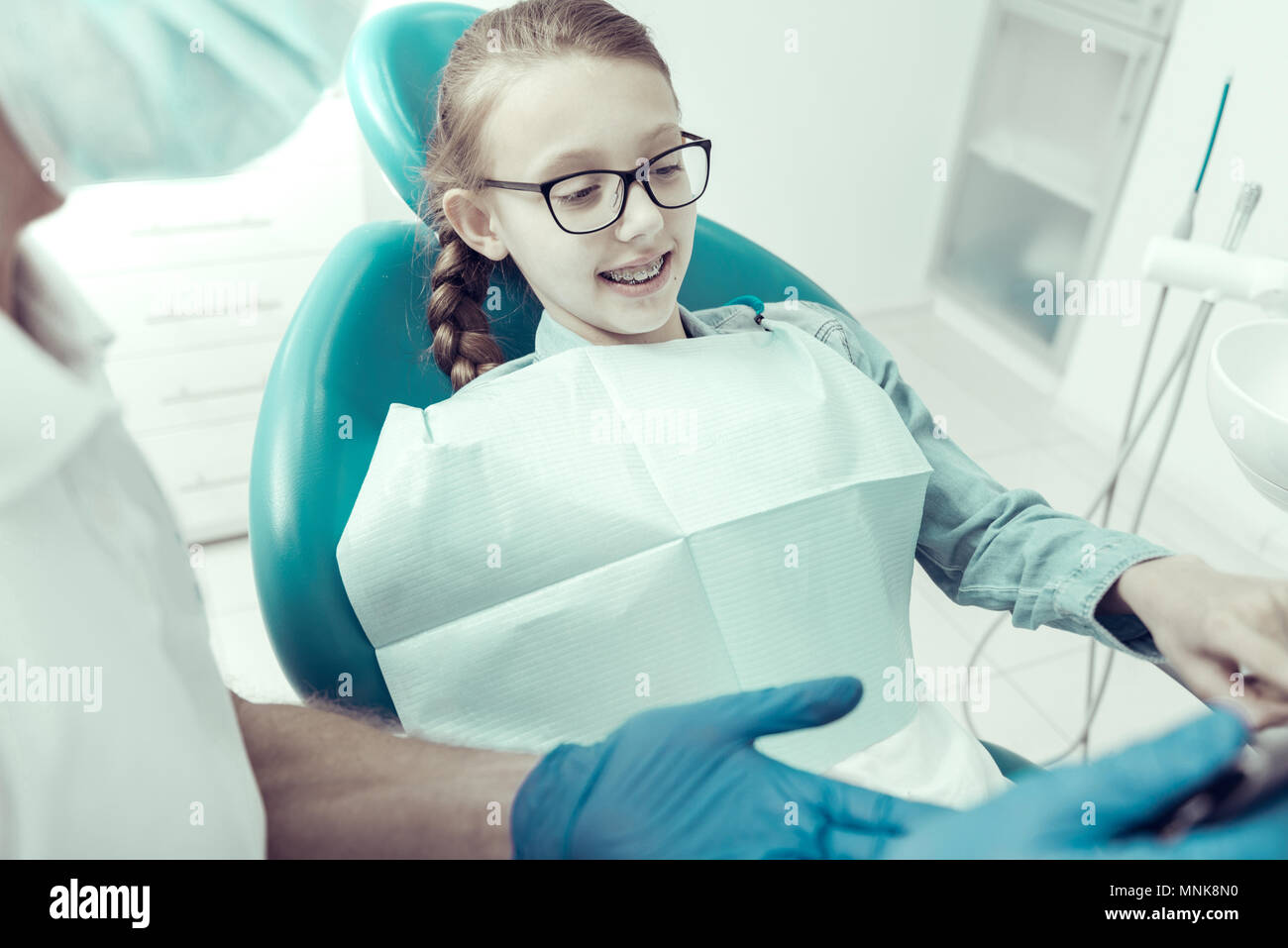 Il dentifricio con risparmio spremitore e dente porta spazzola da sopra il  taglio fuori intaglio close up closeup nessuno no non di persone Foto stock  - Alamy